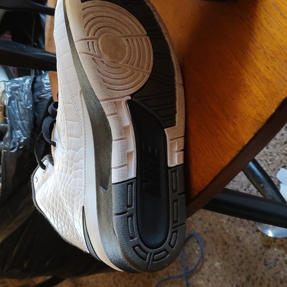 Youth Nike Black & White Air Jordan Retro Size 7Y - Picture 4 of 5